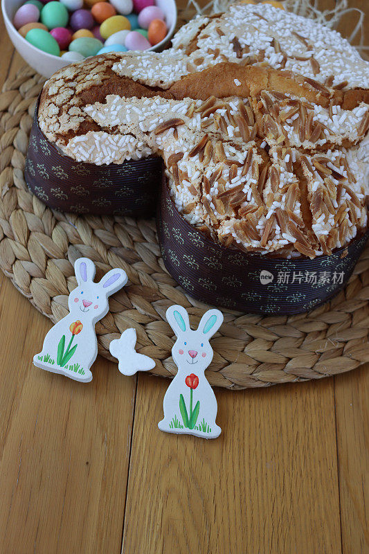 甜美的复活节蛋糕，名叫Colomba Pasquale(复活节鸽子)，装饰有小兔子，桌子上有巧克力蛋